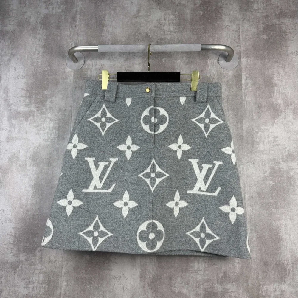 ❌sold❌Authentic Louis Vuitton Gray and White Mini Skirt - Picture 1 of 6